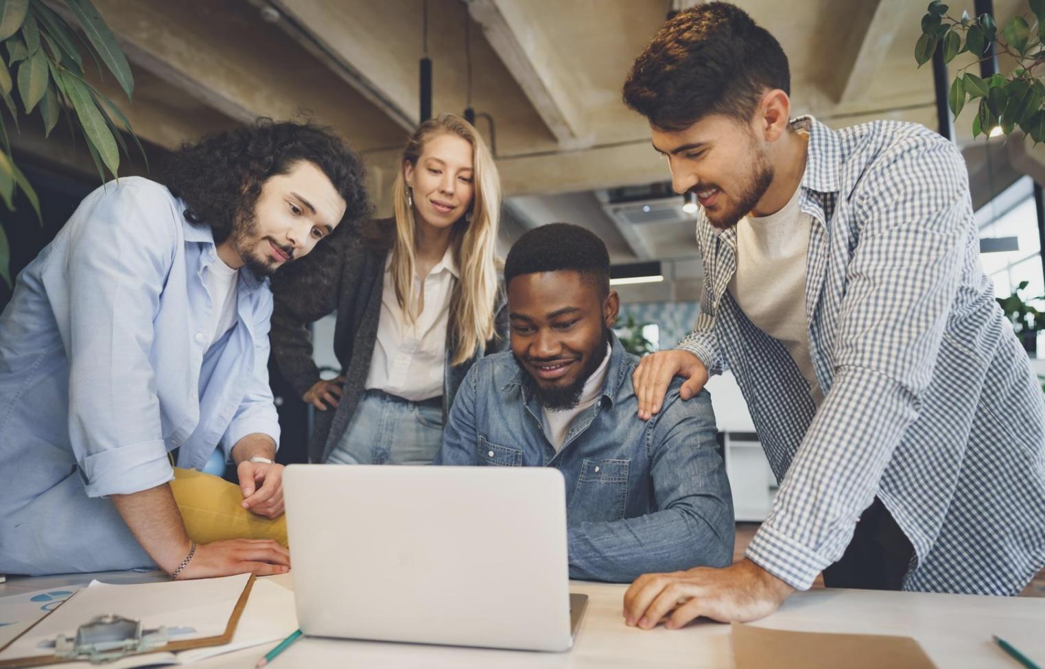 Groupe de participants collaborant sur un projet budgétaire
